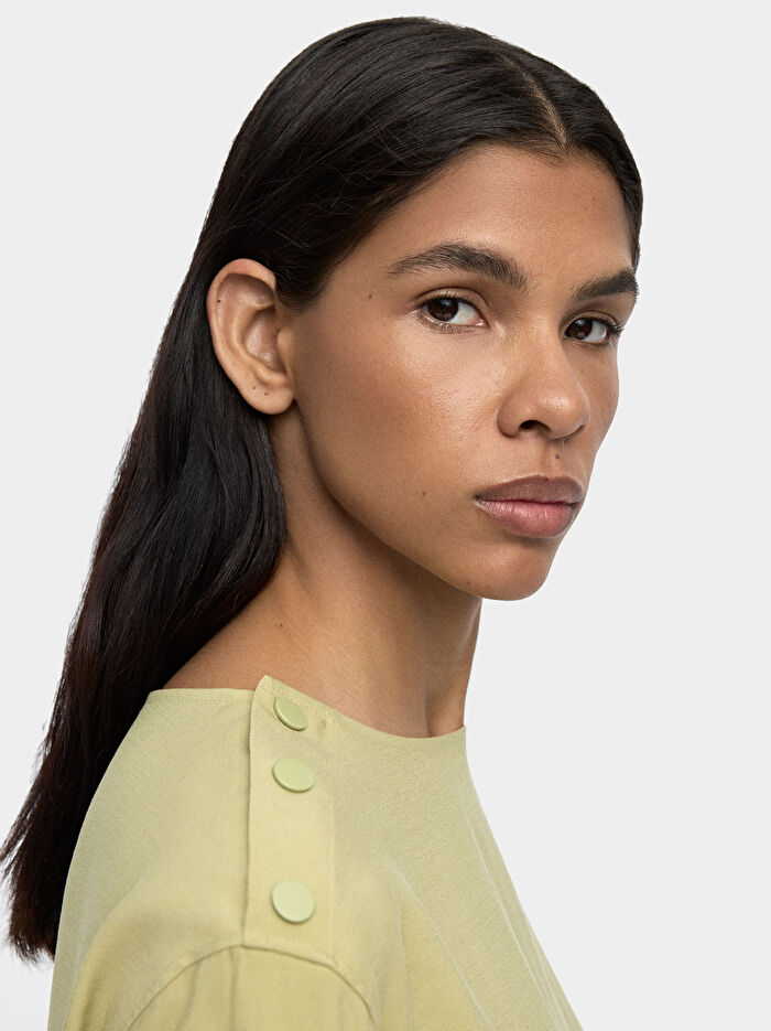 Düğme Detaylı T-Shirt