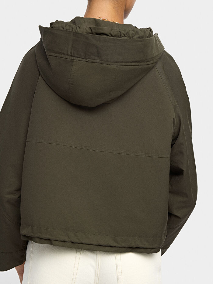 Cepli ve Kapüşonlu Parka