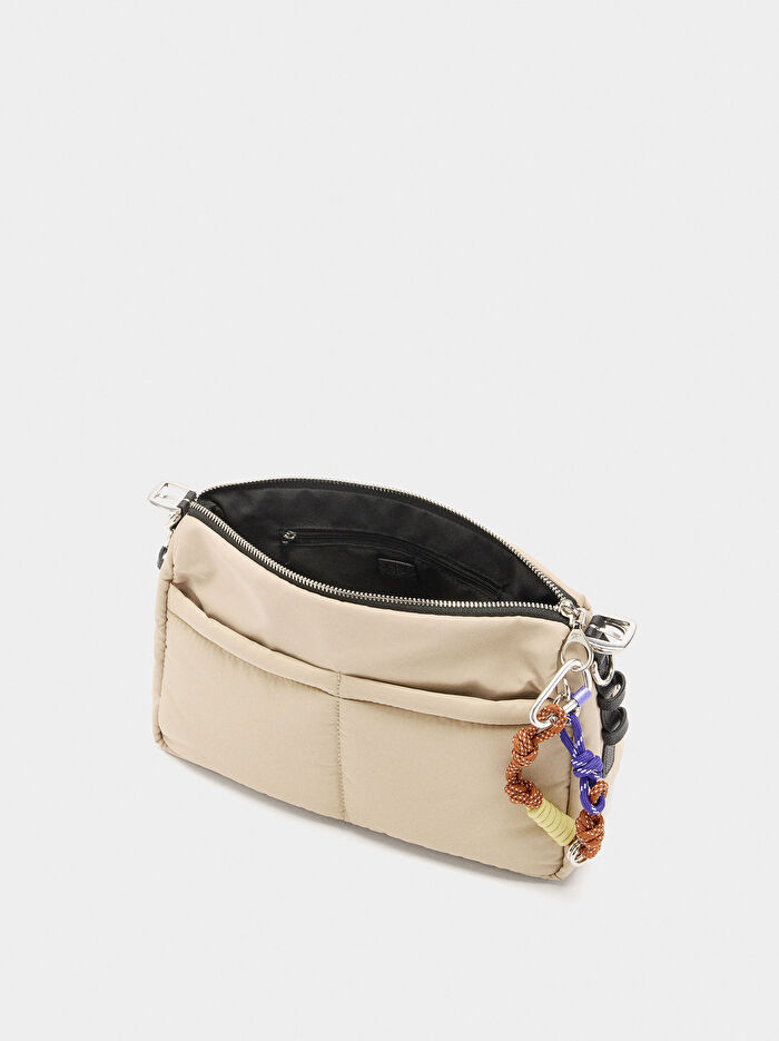 Charm'lı Teknik Kumaş Çapraz Çanta