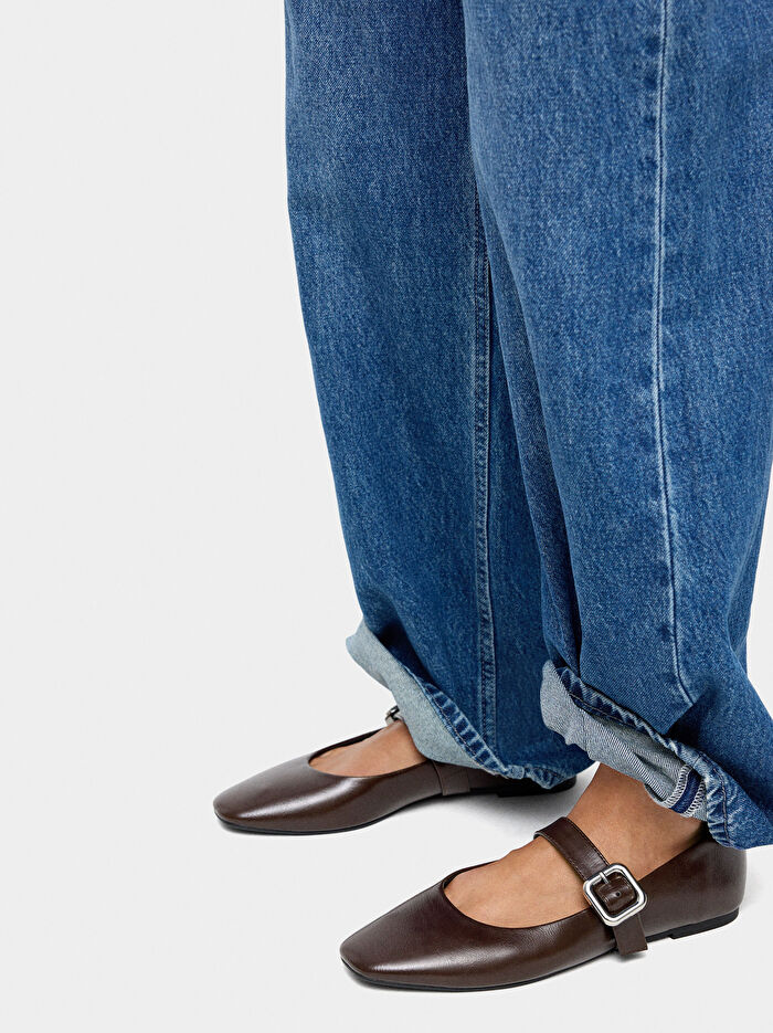 Bantlı ve Kare Tokalı Babet