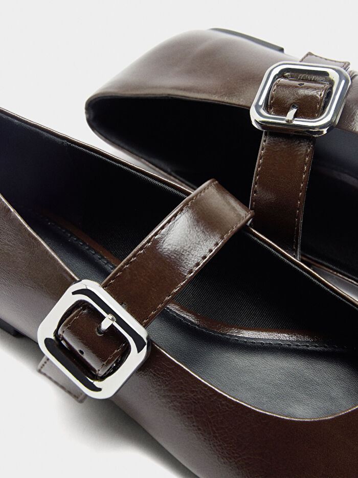 Bantlı ve Kare Tokalı Babet