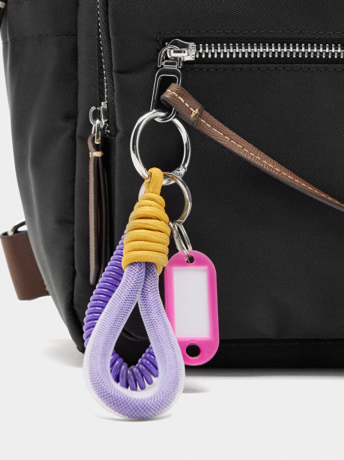 Teknik Kumaş Charm'lı Sırt Çantası