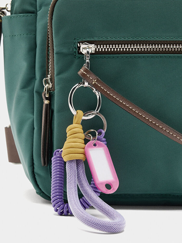 Teknik Kumaş Charm'lı Sırt Çantası