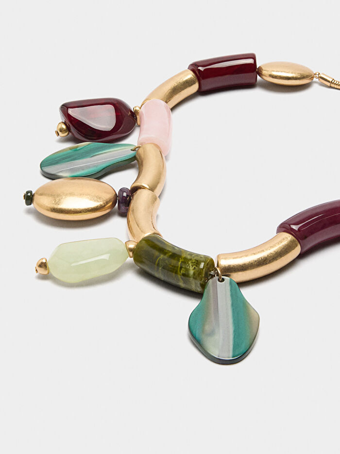 Taş Efektli Charmlı Kısa Kolye