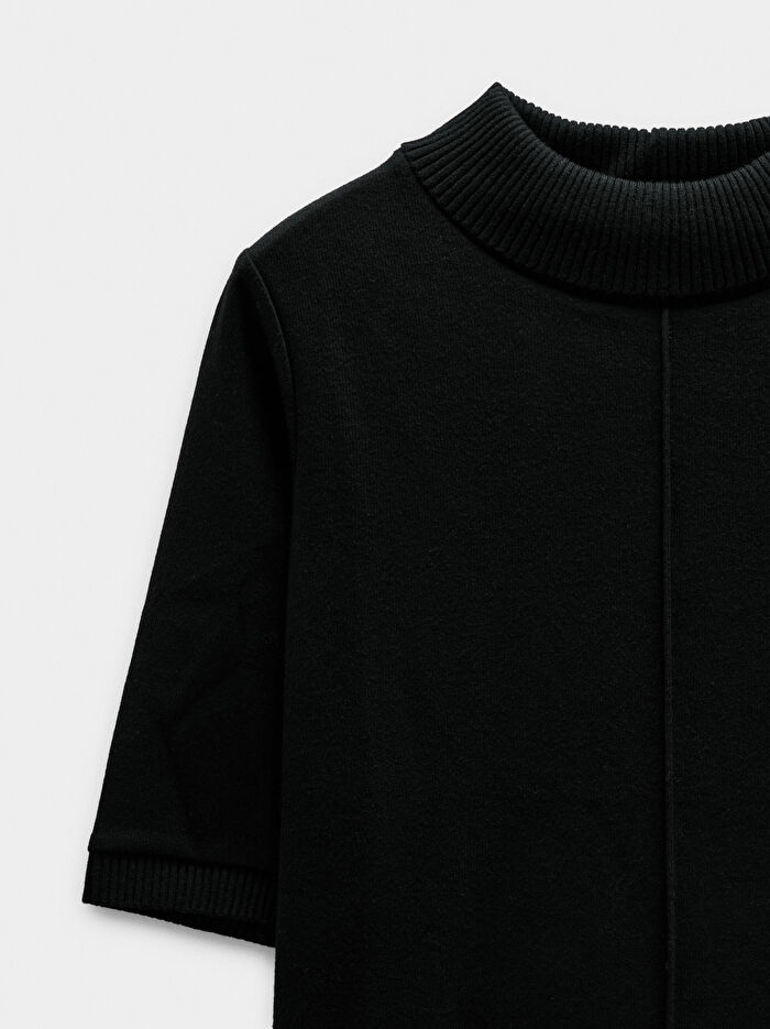 Yüksek Yakalı T-Shirt