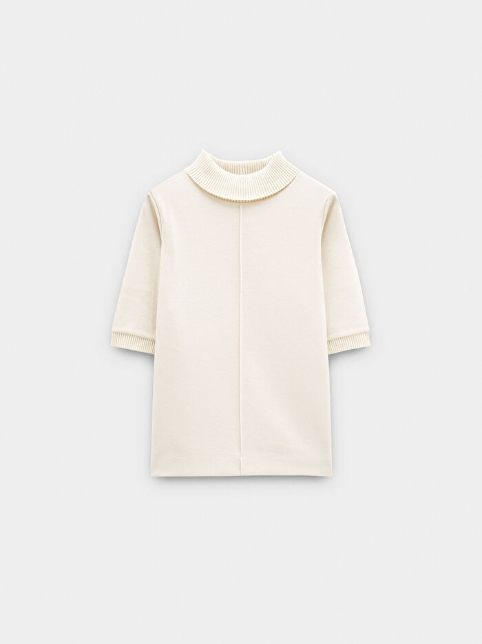 Yüksek Yakalı T-Shirt