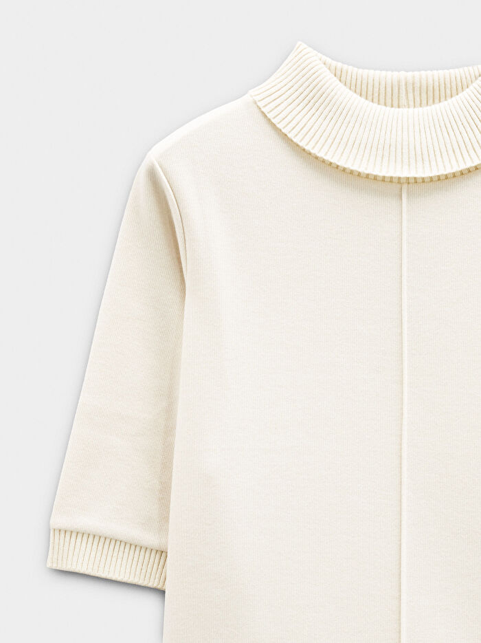 Yüksek Yakalı T-Shirt