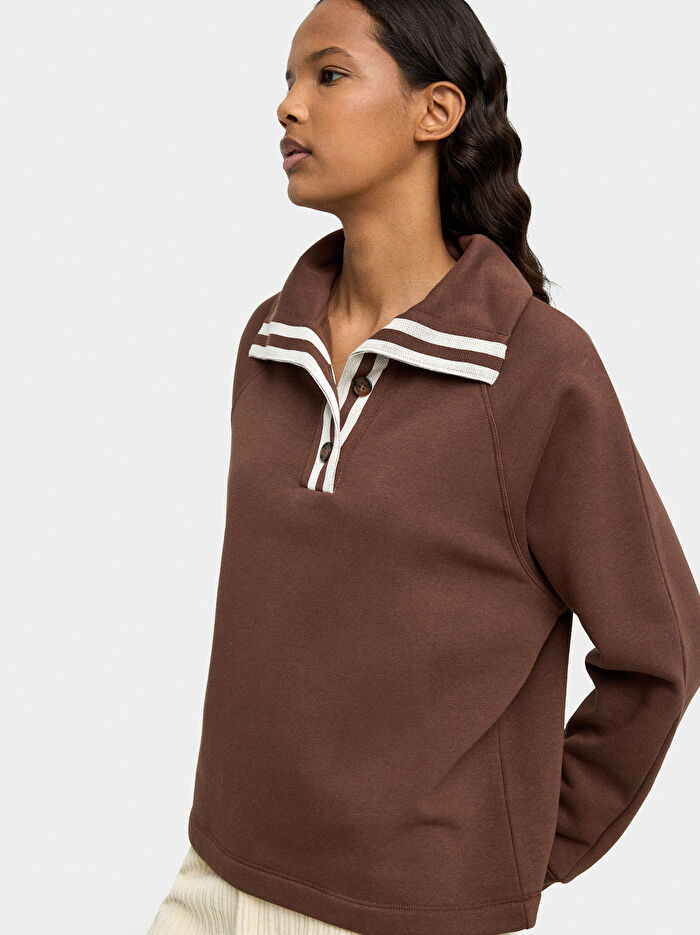 Polo Yakalı ve Çizgili Sweatshirt