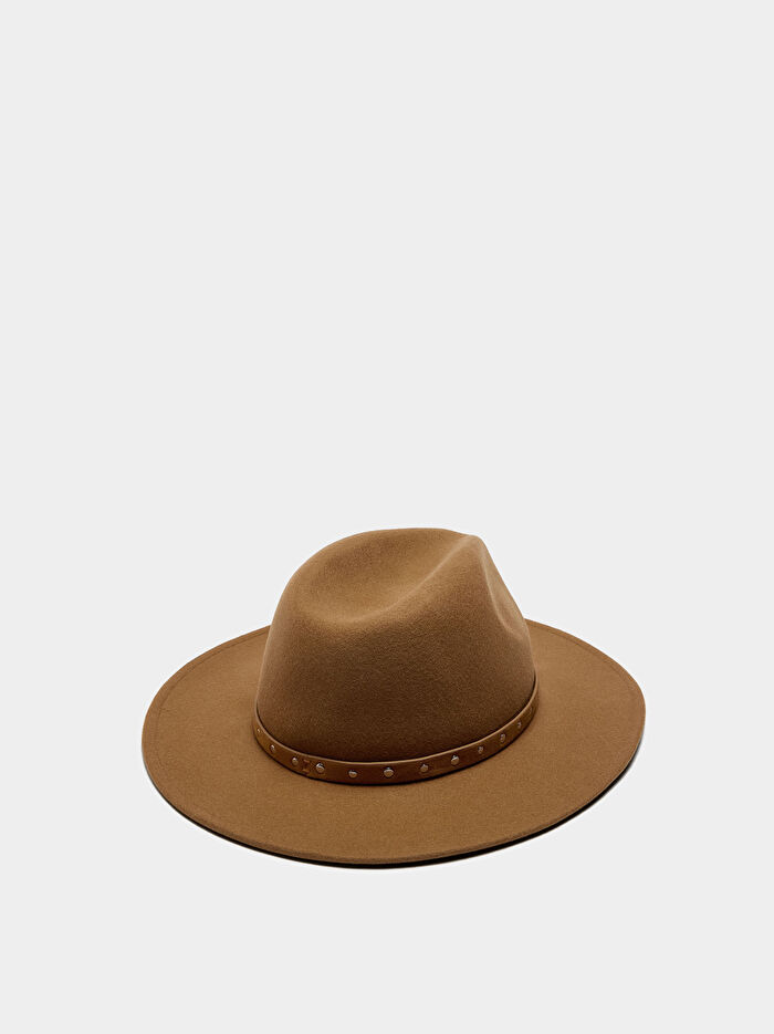 Kemerli ve Zımba Detaylı Yün Şapka