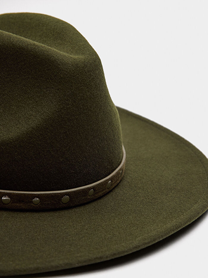 Kemerli ve Zımba Detaylı Yün Şapka