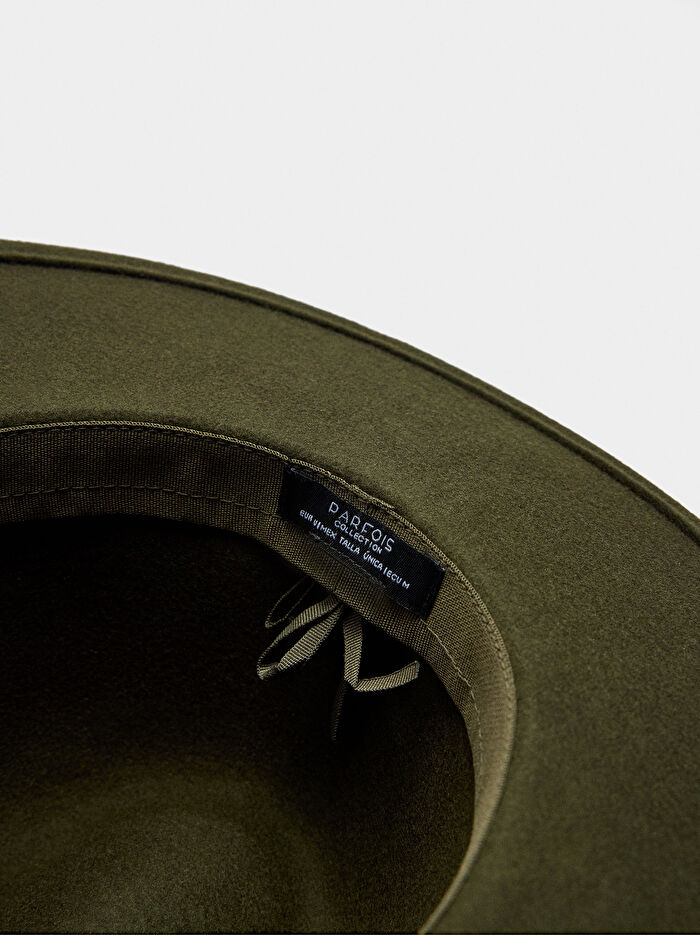 Kemerli ve Zımba Detaylı Yün Şapka