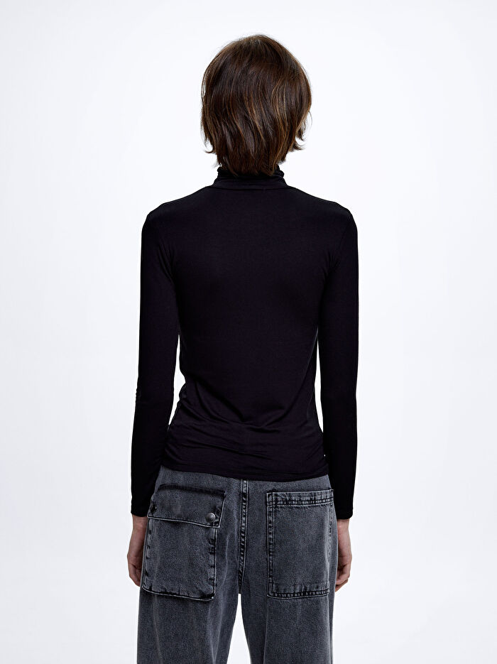 Uzun Kollu Yüksek Yakalı T-Shirt