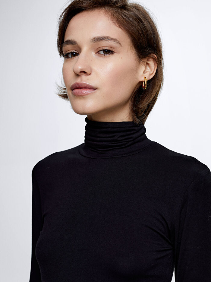 Uzun Kollu Yüksek Yakalı T-Shirt