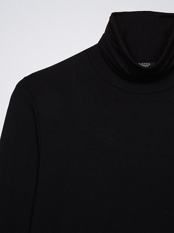 Uzun Kollu Yüksek Yakalı T-Shirt