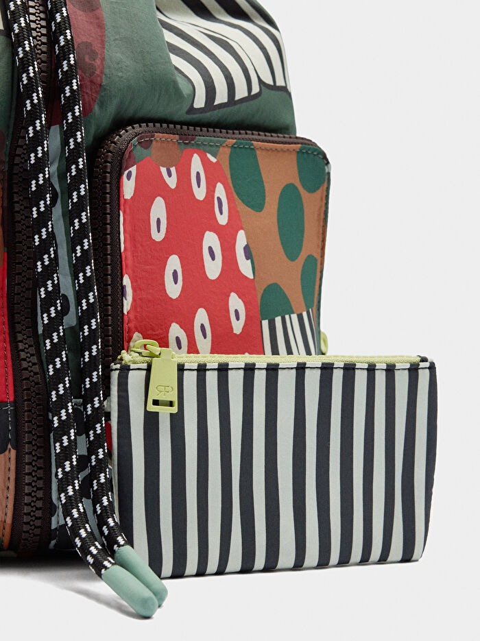 Desenli Charm'lı Teknik Kumaş Sırt Çantası