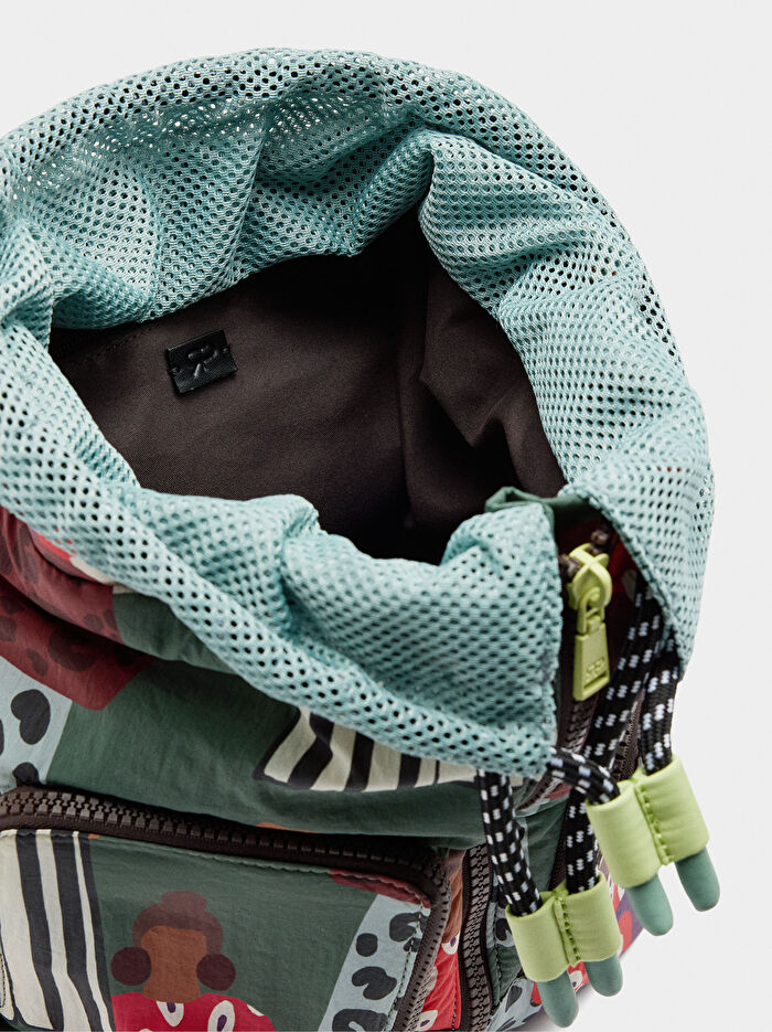 Desenli Charm'lı Teknik Kumaş Sırt Çantası