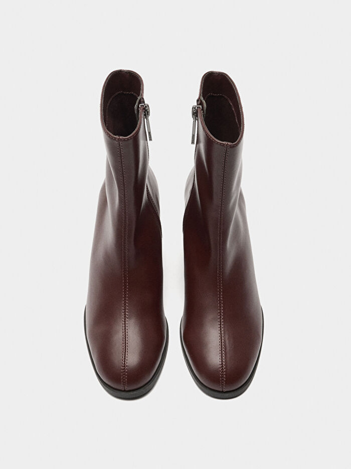 Blok Topuklu ve Üst Dikişli Bilekte Bot