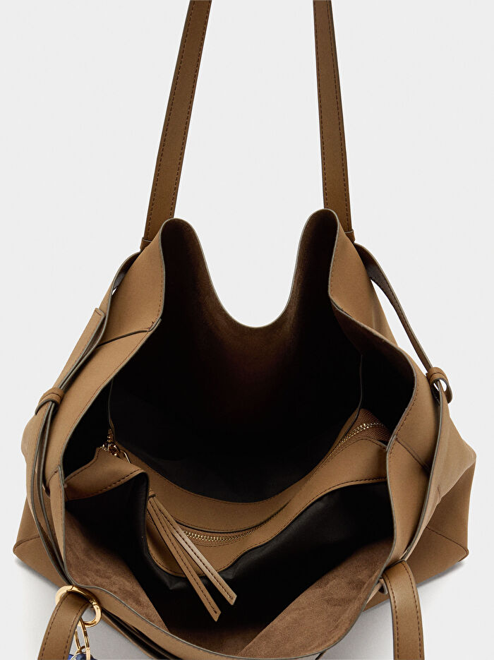 Kemer Detaylı ve Charm'lı Shopper Çanta