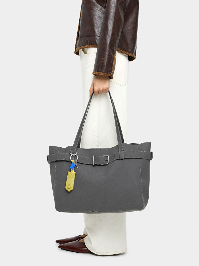 Kemer Detaylı ve Charm'lı Shopper Çanta