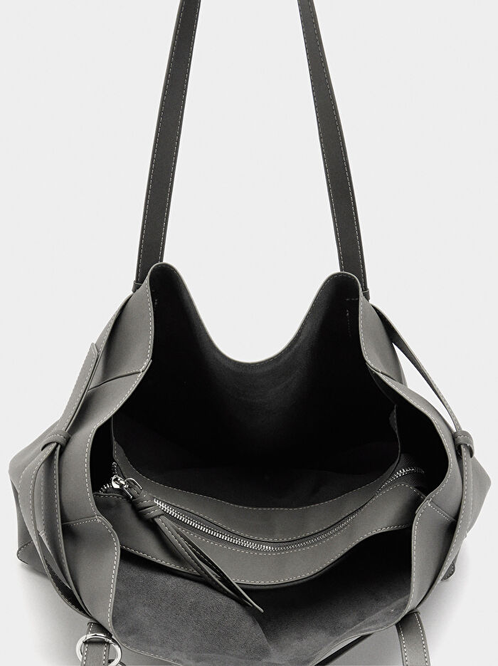 Kemer Detaylı ve Charm'lı Shopper Çanta