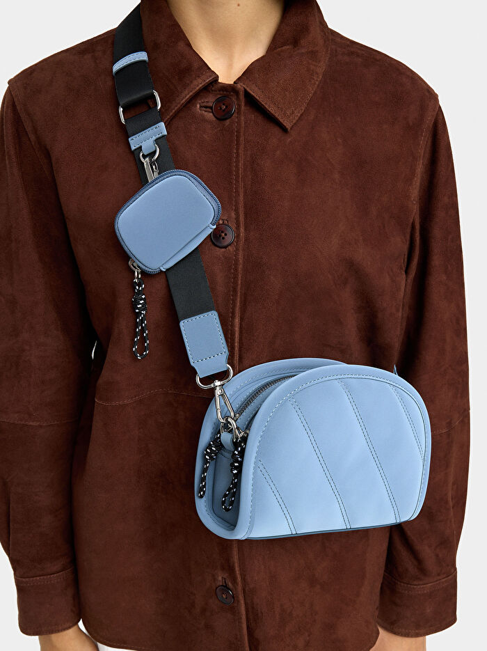 Yumuşak Dokulu Charm'lı Çapraz Askılı Çanta