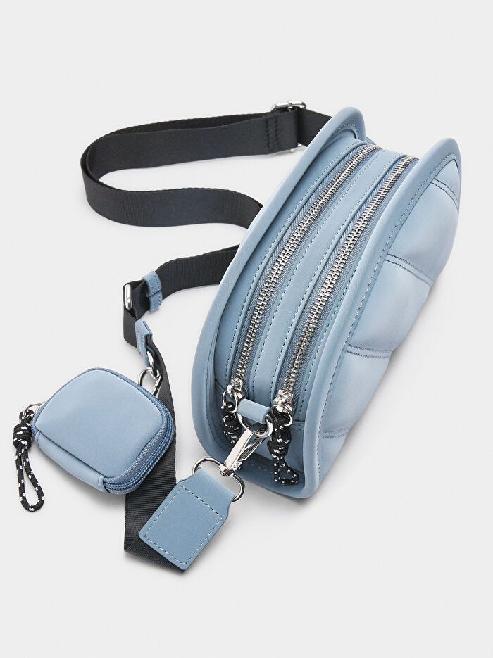 Yumuşak Dokulu Charm'lı Çapraz Askılı Çanta