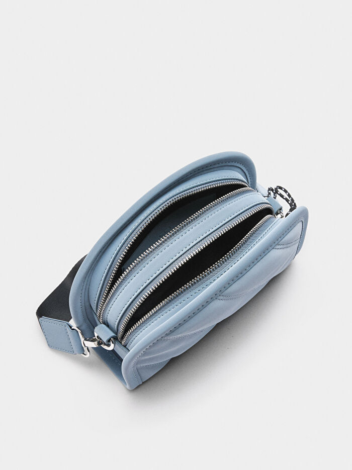 Yumuşak Dokulu Charm'lı Çapraz Askılı Çanta