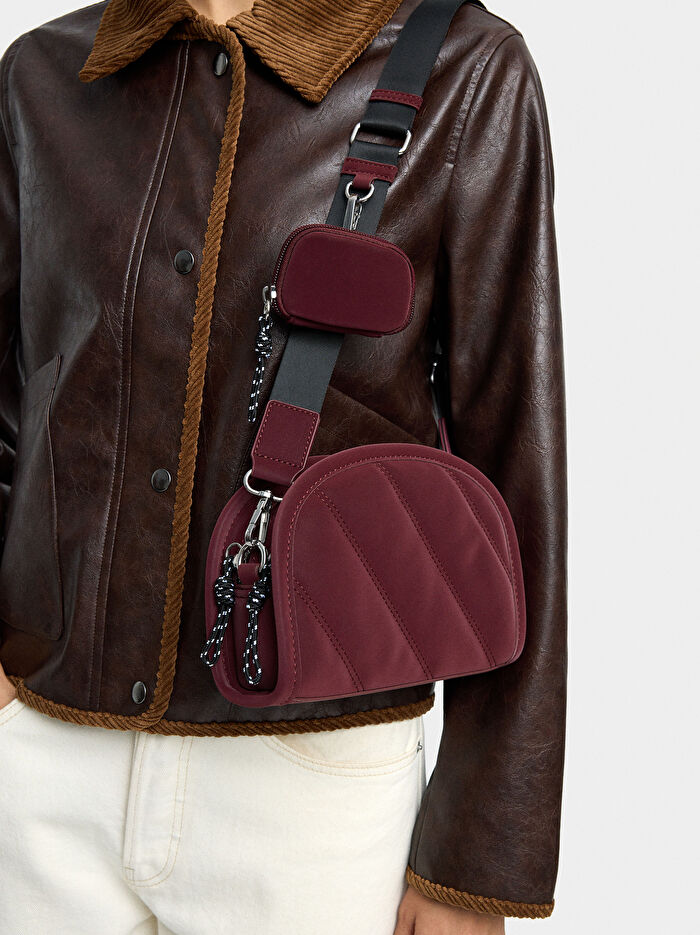 Yumuşak Dokulu Charm'lı Çapraz Askılı Çanta