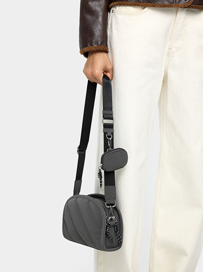 Yumuşak Dokulu Charm'lı Çapraz Askılı Çanta