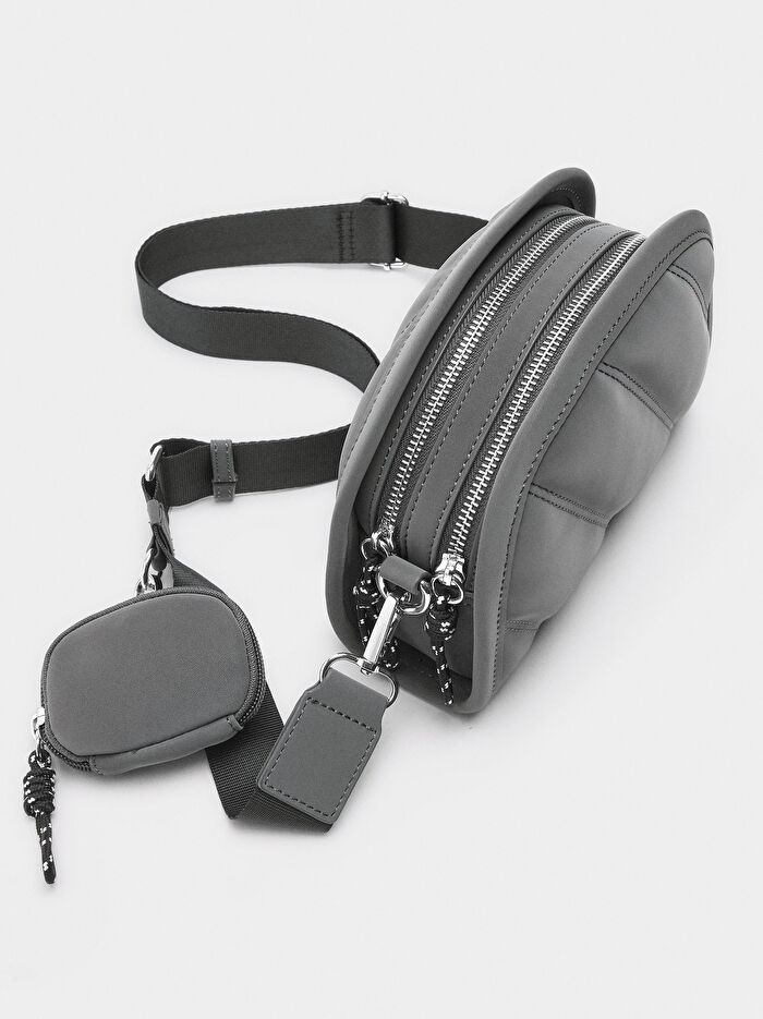 Yumuşak Dokulu Charm'lı Çapraz Askılı Çanta