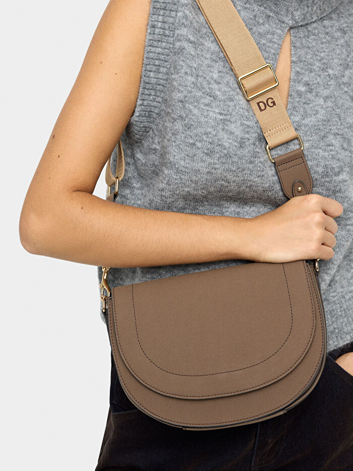 Kapaklı Oval Çapraz Çanta