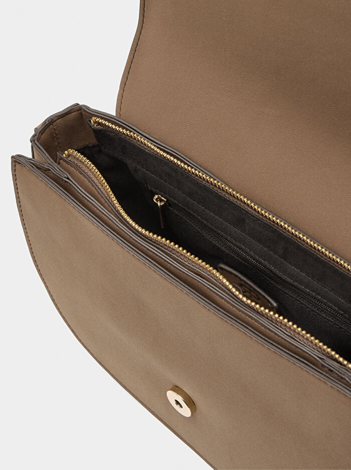 Kapaklı Oval Çapraz Çanta