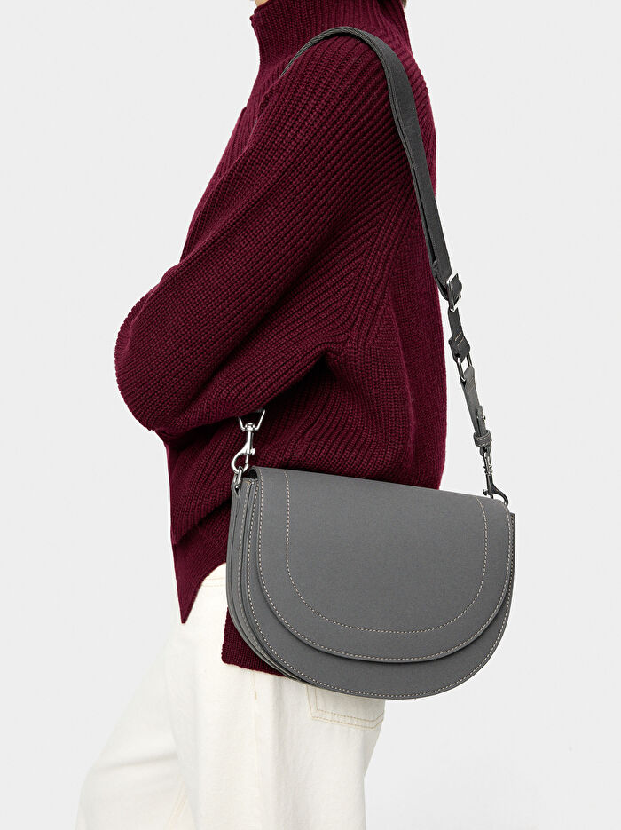 Kapaklı Oval Çapraz Çanta