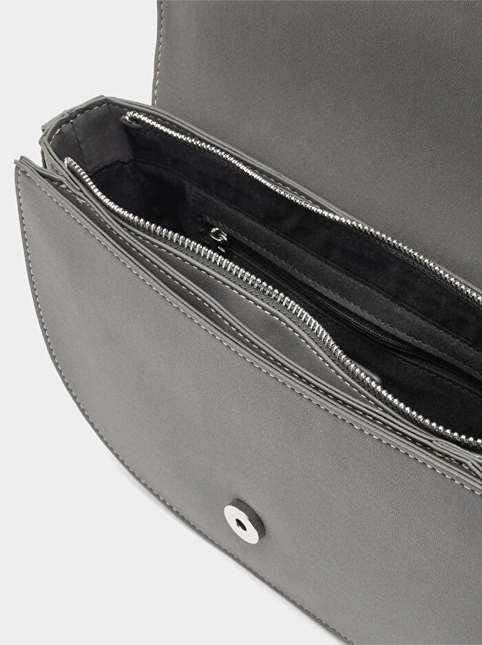 Kapaklı Oval Çapraz Çanta