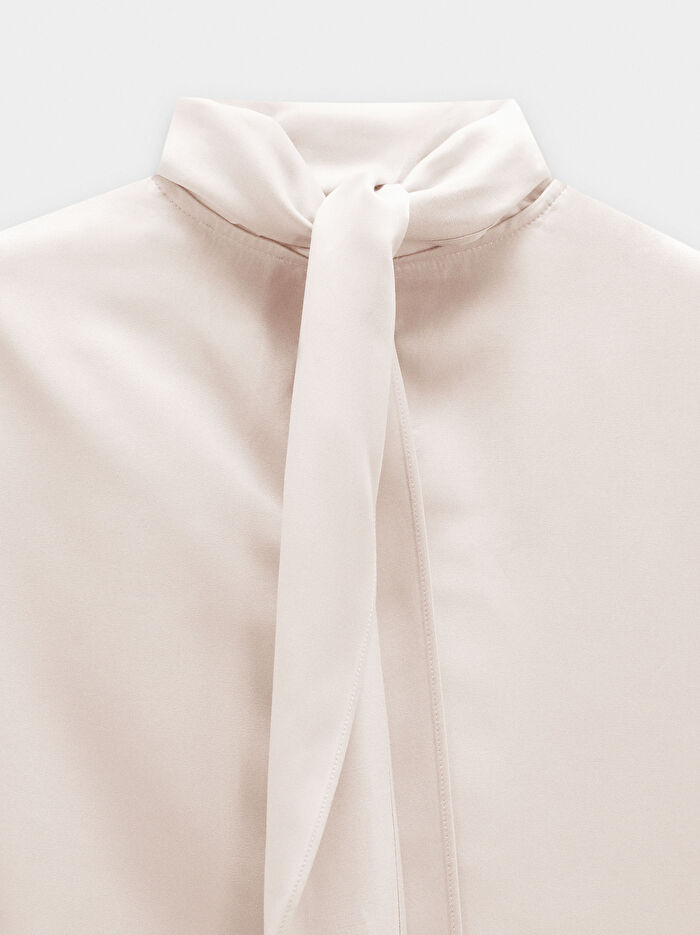 Yüksek Yakalı Saten Bluz