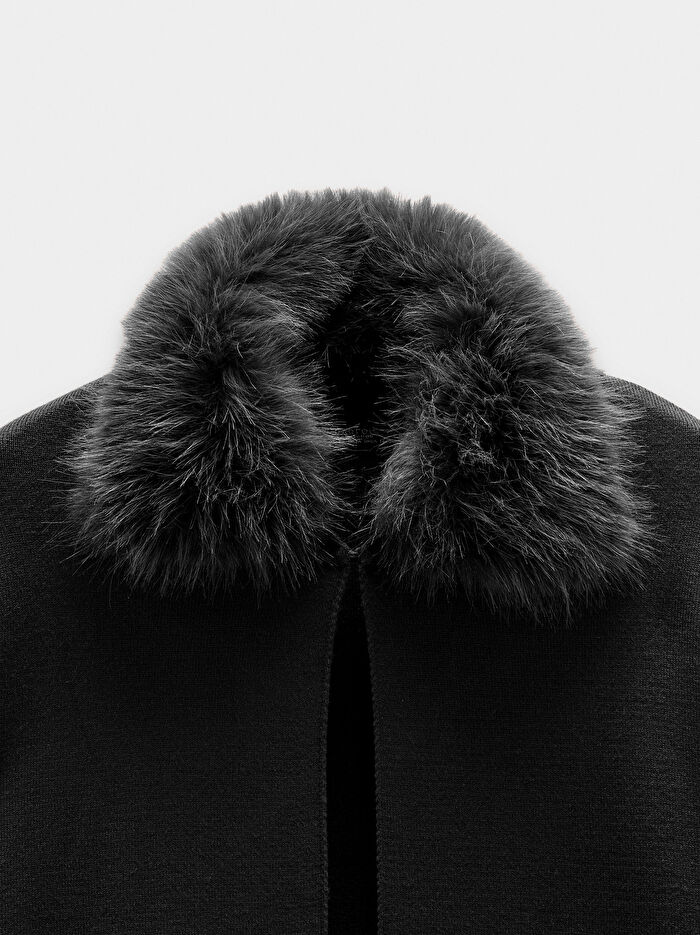 Yakası Kürk Efektli Örme Panço