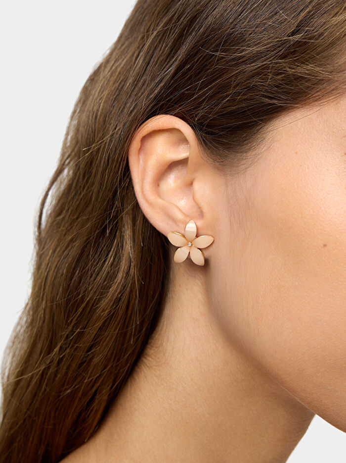 Çiçek Motifli Resin Küpe