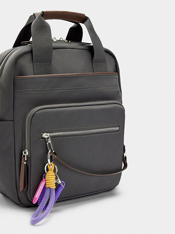 Teknik Kumaş Charm'lı Sırt Çantası