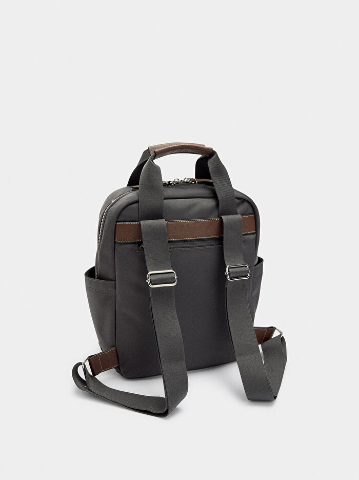 Teknik Kumaş Charm'lı Sırt Çantası