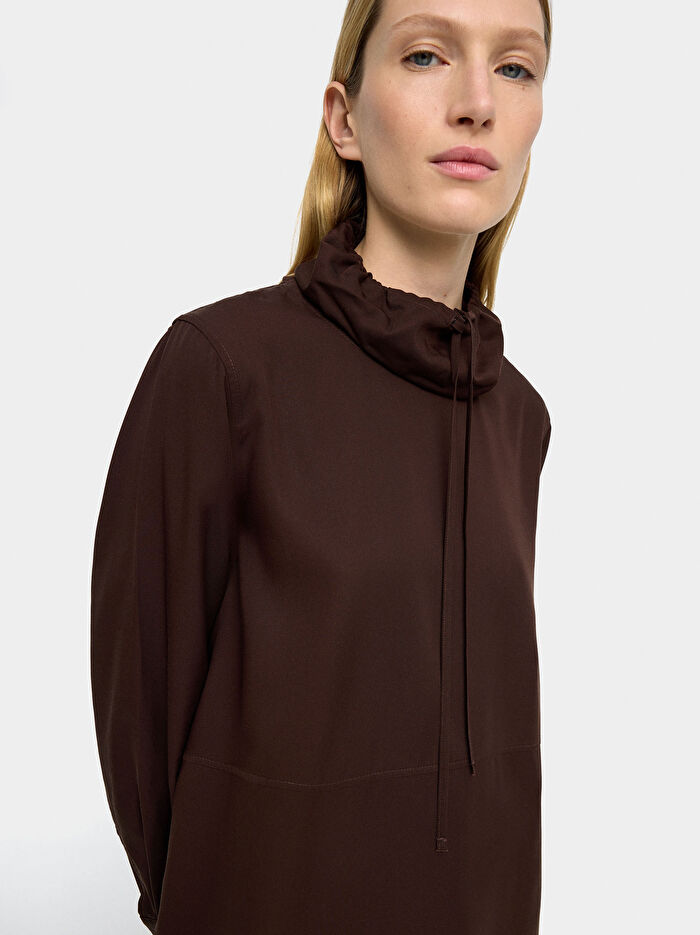 İpli Yüksek Yakalı Bluz