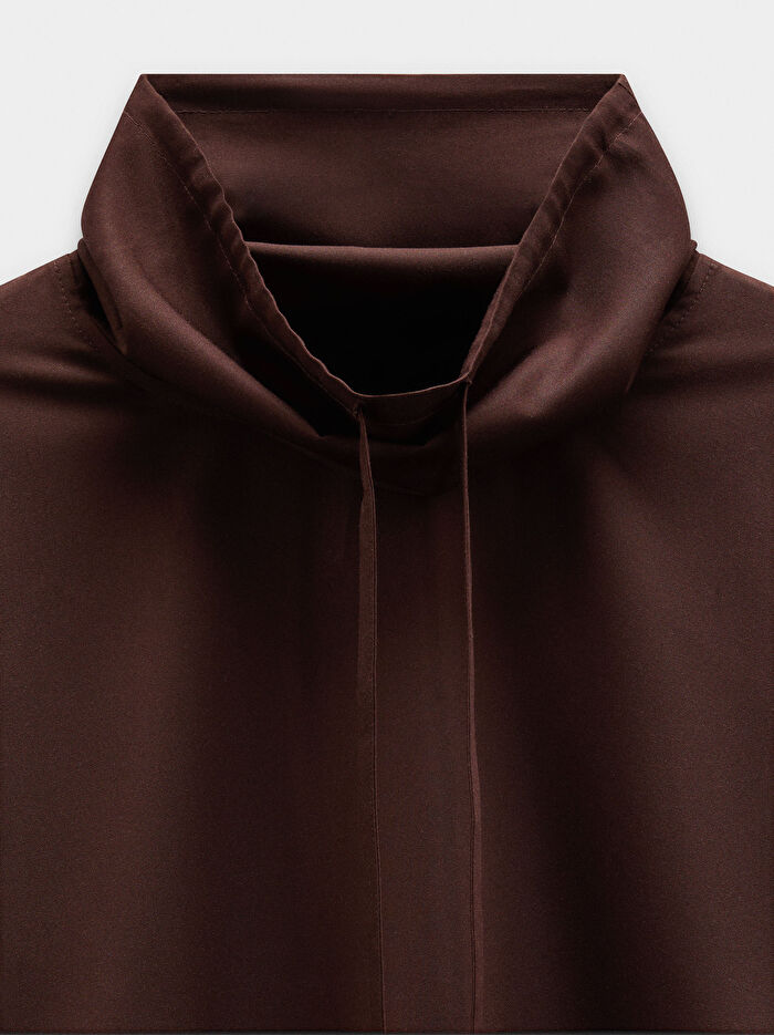 İpli Yüksek Yakalı Bluz