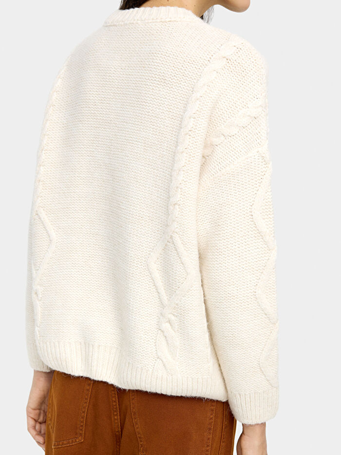 Püsküllü ve Kabartmalı Örme Kazak