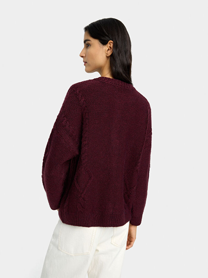 Püsküllü ve Kabartmalı Örme Hırka