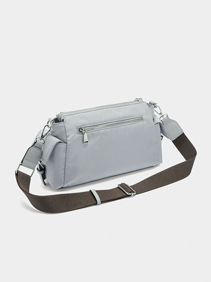 Charm'lı Teknik Kumaş Çapraz Çanta