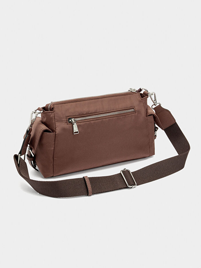 Charm'lı Teknik Kumaş Çapraz Çanta