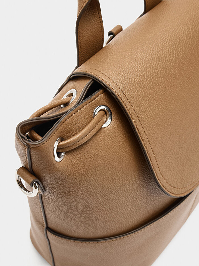 Dokulu ve Kapaklı Sırt Çantası