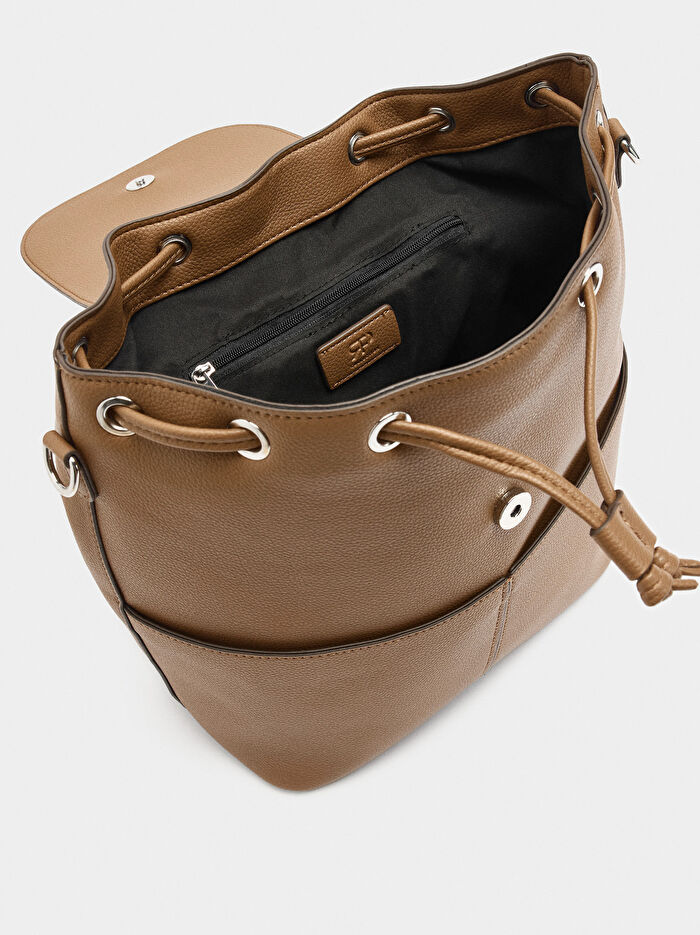 Dokulu ve Kapaklı Sırt Çantası