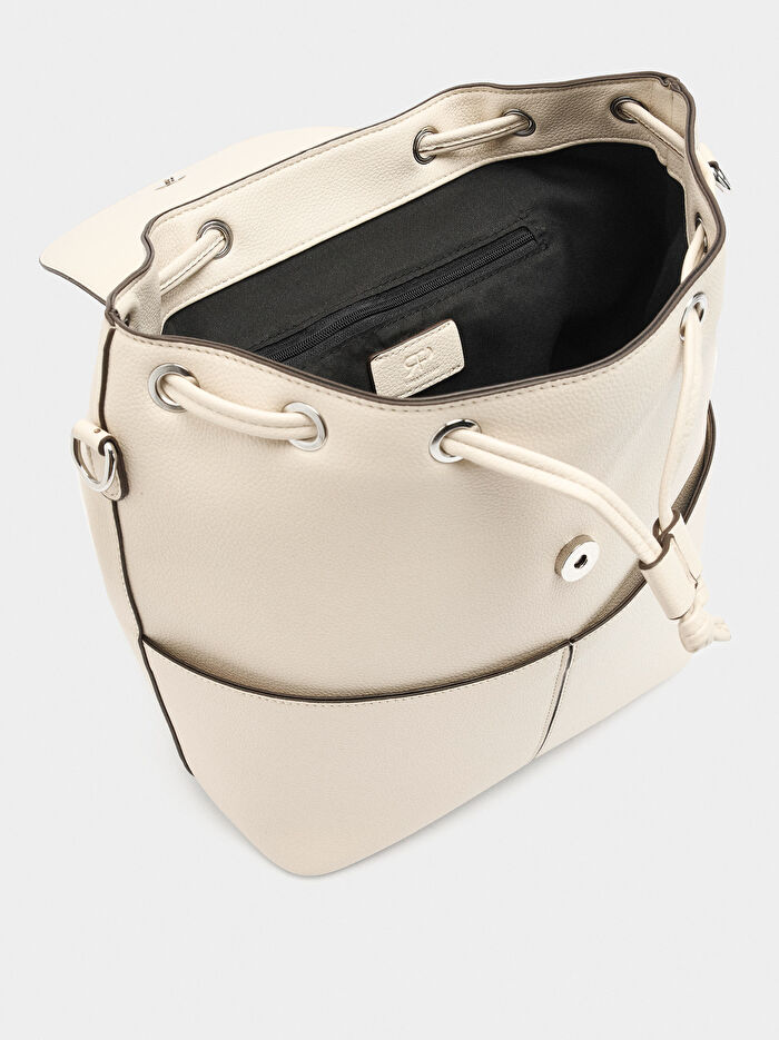 Dokulu ve Kapaklı Sırt Çantası