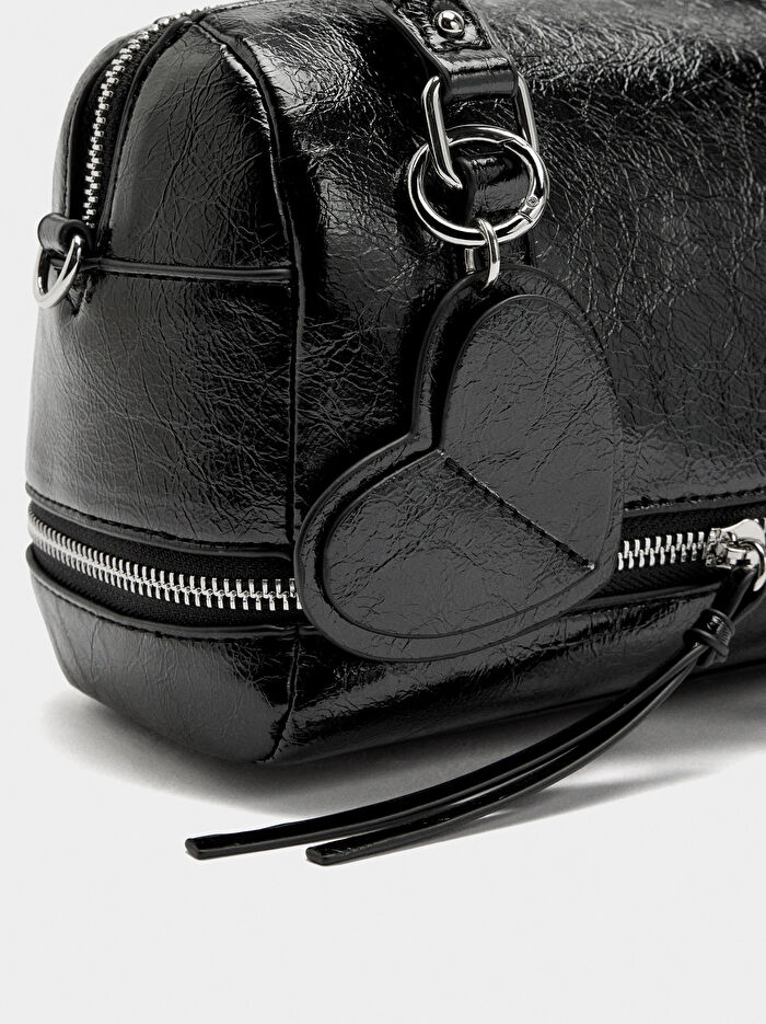 Çatlak Efektli Charm'lı Tote Çanta