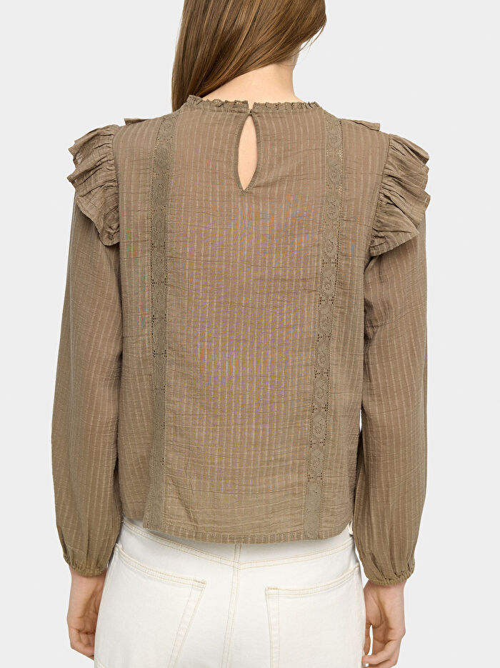 Nakışlı ve Fırfır Detaylı Bluz